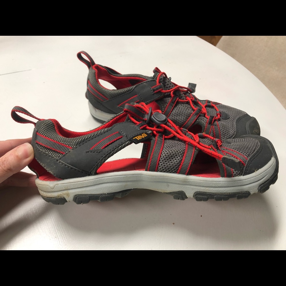 Teva water trail hiking shoes Older Boys or Mens size 5